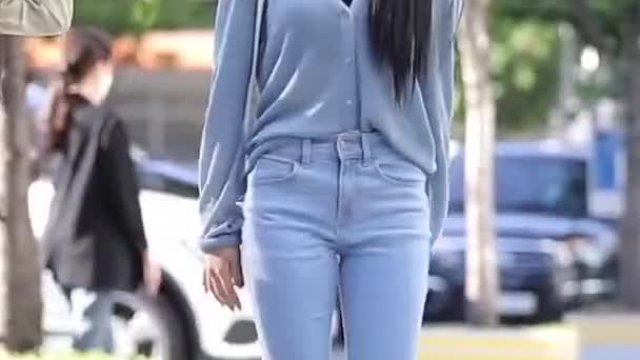 fromis_9 Jiwon - thigh gaps in tight jeans
